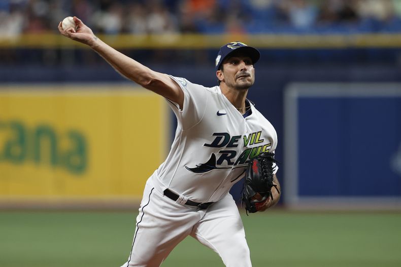 Zach Eflin, lanzador abridor de los Rays de Tampa Bay, lanza frente a un bateador de los Orioles de Baltimore, durante la primera entrada del juego de béisbol, el viernes 21 de julio de 2023, en San Petersburgo, Florida. (AP Foto/Scott Audette)