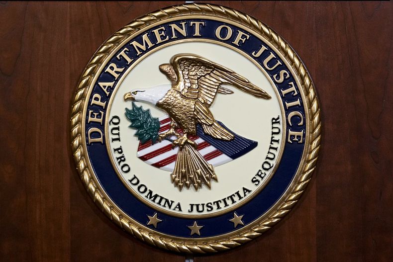 ARCHIVO - El sello del Departamento de Justicia de EEUU en una imagen tomada el 1 de agosto de 2023 en Washington. (AP Foto/J. Scott Applewhite, Archivo)