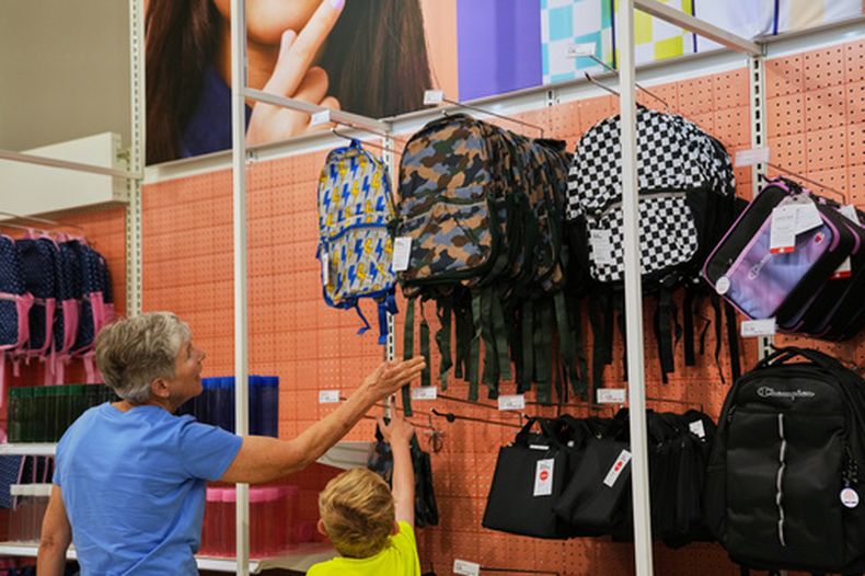 Una persona en una tienda Target en Woodbury, Minnesota, el 13 de agosto del 2026. (AP foto/Ellen Schmidt)