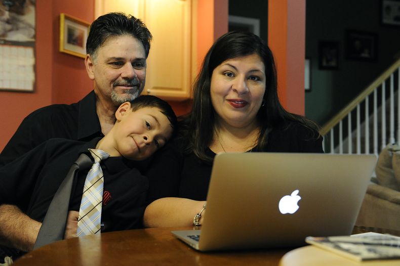 Marisela Mart&iacute;nez Cola, una abogada que vive con su esposo y su hijo en Atlanta. Algunos padres en EEUU est&aacute;n destinando m&aacute;s dinero a la educaci&oacute;n de sus hijos, se inform&oacute; el martes 30 de septiembre de 2014. (Foto AP/Dav