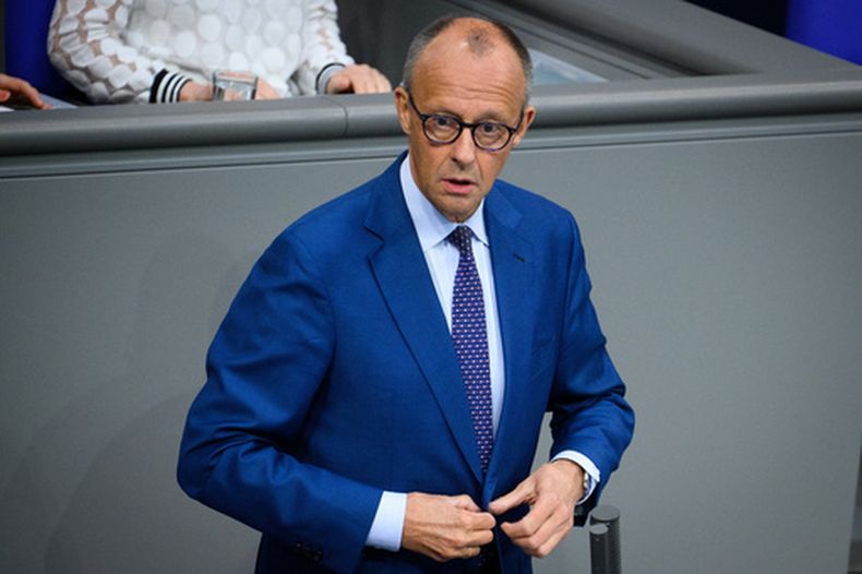 El canciller alemán Friedrich Merz pronuncia una declaración gubernamental sobre la situación política actual durante la 89na sesión plenaria de la 21ra legislatura del Bundestag alemán, el jueves 9 de julio de 2026. (Bernd von Jutrczenka/dpa vía AP)