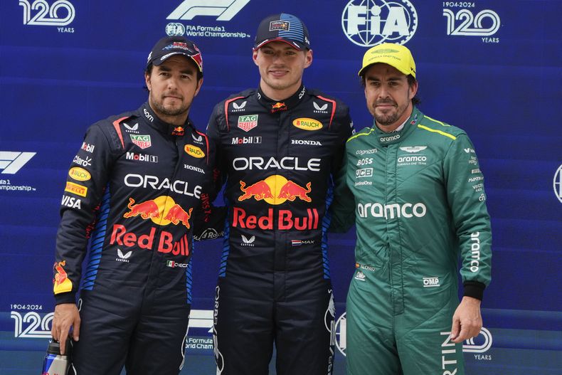 Max Verstappen, que saldrá primero en el GP de China del domingo, posa con su compañero de Red Bull, el mexicano Sergio Pérez, quien saldrá segundo, y Fernando Alonso de Aston Martín, que saldrá tercero, tras la calificación del sábado 20 de abril del 2024. (AP Foto/Andy Wong)