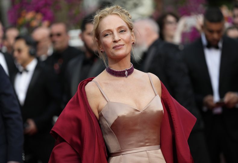 Uma Thurman posa a su llegada a la ceremonia de apertura y al estreno de la película Jeanne du Barry en la 76a edición del festival internacional de cine de Cannes, en el sur de Francia, el martes 16 de mayo de 2023. (Foto Scott Garfitt/Invision/AP)