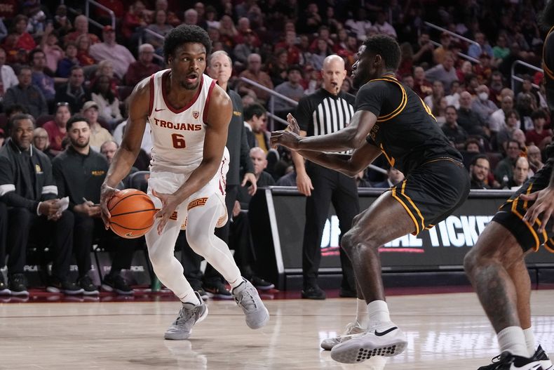 El escolta de Southern California Bronny James (izquierda) intenta rebasar al armador de Long Beach State Jadon Jones durante la primera mitad del juego de baloncesto de la NCAA, el domingo 10 de diciembre, en Los Ángeles. (AP Foto/Mark J. Terrill)