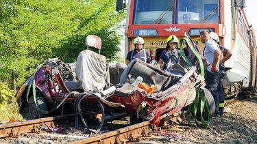 Hungría: 7 muertos al chocar tren con un vehículo