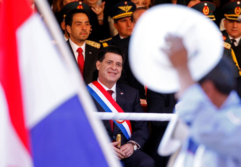 ARCHIVO - El nuevo presidente de Paraguay, Horacio Cartes, asiste a un desfile militar tras asumir el cargo en Asunción, Paraguay, el jueves 15 de agosto de 2013. (Foto AP/César Olmedo, Archivo)