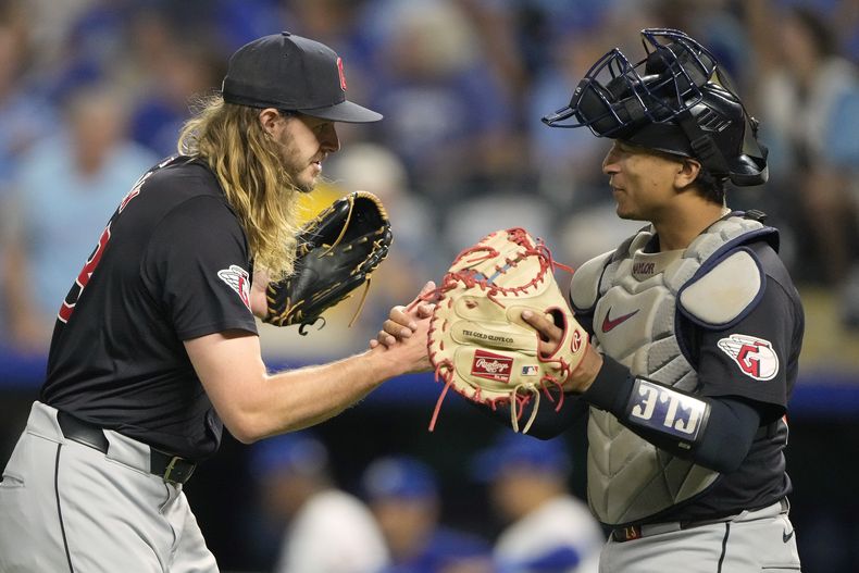 El lanzador relevista de los Guardianes de Cleveland, Scott Barlow, a la izquierda, y el receptor Bo Naylor celebran después de vencer a los Reales de Kansas City, el martes 3 de septiembre de 2024, en Kansas City, Missouri. Los Guardianes ganaron 7-1. (AP Foto/Charlie Riedel)