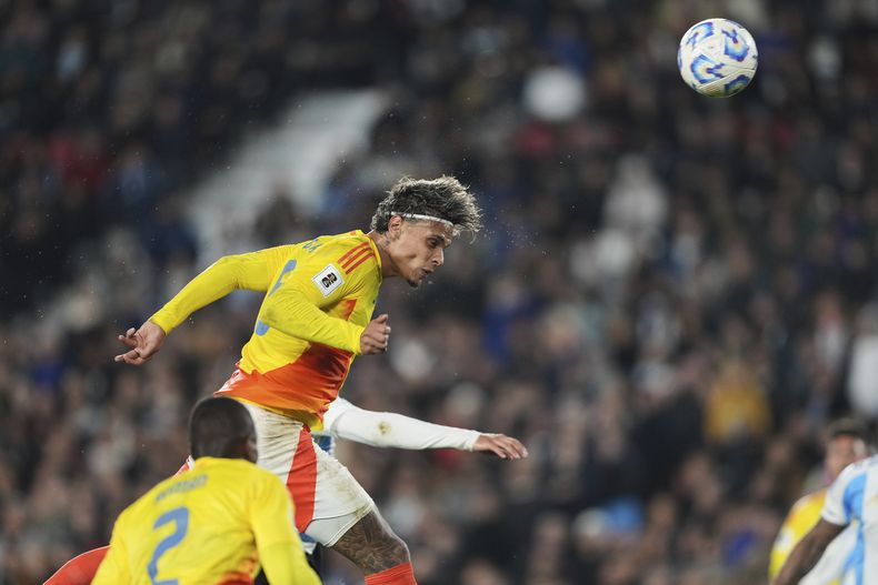 Richard Ríos, de Colombia, remata durante un partido de la eliminatoria mundialista ante Argentina, el martes 10 de junio de 20215, en Buenos Aires (AP Foto/Natacha Pisarenko)