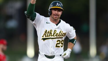 Donovan Walton, de los Atléticos, celebra mientras corre las bases después de batear un cuadrangular de tres carreras durante la primera entrada del juego de béisbol frente a los Angelinos de Los Ángeles, el miércoles 23 de septiembre de 2026, in West Sacramento, California. (AP Foto/Scott Marshall)