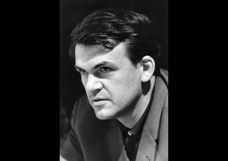 ARCHIVO - El autor checo Milan Kundera se ve en Praga, República Checa, el 27 de junio de 1967. Milan Kundera, cuyos escritos disidentes en la Checoslovaquia comunista le convirtieron en un autor que satirizó el totalitarismo desde el exilio, ha muerto en París, según dijeron medios checos el miércoles. Tenía 94 años. (Jovan Dezort/CTK via AP, Archivo)