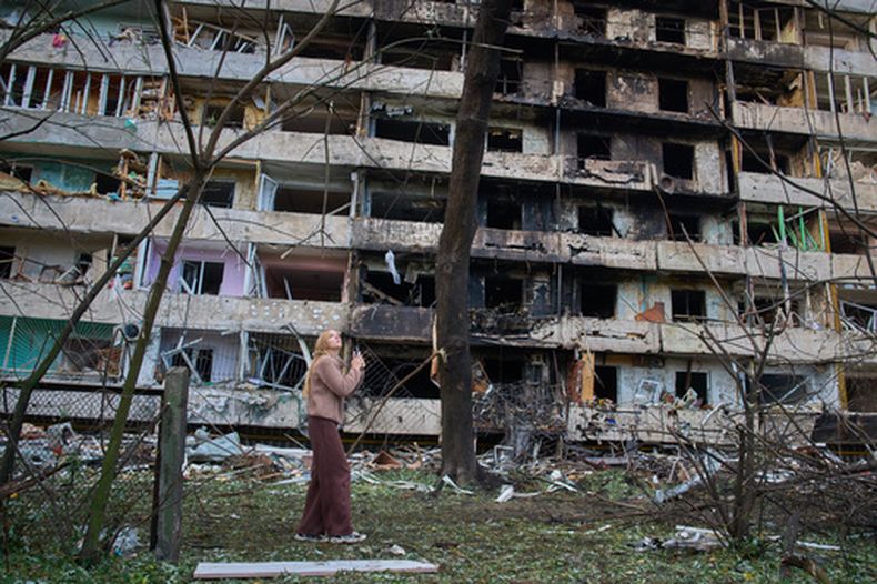 Una joven observa los daños en su residencia después de un ataque ruso, el miércoles 14 de octubre de 2026, en Kiev, Ucrania. (AP Foto/Efrem Lukatsky)
