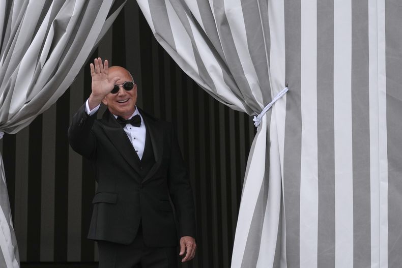 Jeff Bezos sale de su hotel en Venecia, Italia, el viernes 27 de junio de 2025, previo a su boda con Lauren Sanchez. (Foto AP/Antonio Calanni)