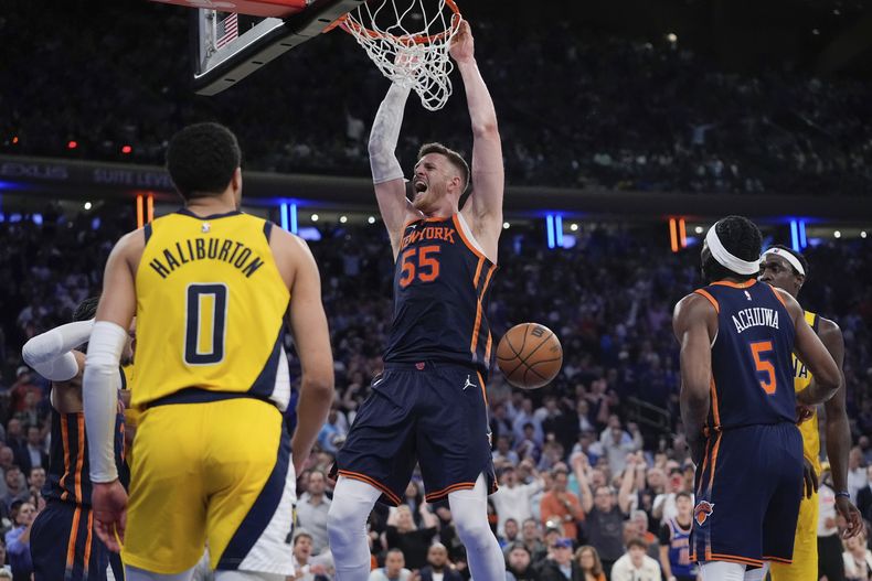 Isaiah Hartenstein (55), de los Knicks de Nueva York, clava el balón frente a Tyrese Haliburton (0), de los Pacers de Indiana, durante la segunda mitad del Juego 2 en la serie de playoffs de segunda ronda de baloncesto de la NBA, el miércoles 8 de mayo de 2024, en Nueva York. Los Knicks ganaron 130-121. (AP Foto/Frank Franklin II)