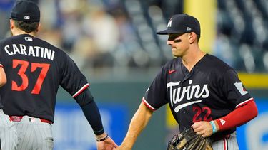 Brooks Lee, de los Mellizos de Minnesota, festeja con el boricua Víctor Caratini, tras el triunfo sobre los Reales de Kansas City, el jueves 6 de agosto de 2026 (AP Foto/Charlie Riedel)