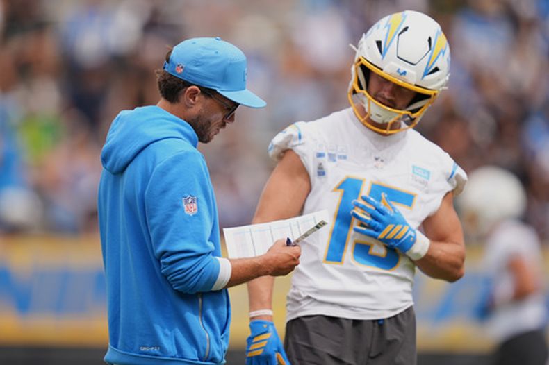 El receptor de los Chargers de Los Ángeles Ladd McConkey habla con el coordinador ofensivo Mike McDaniel en el campamento de entrenamiento el miércoles 5 de agosto del 2026. (AP Foto/Gregory Bull)