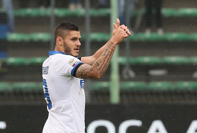 El jugador argentino del Inter, Mauro Icardi, festeja tras anotar un gol contra el Cagliari en la Serie A el domingo, 29 de septiembre de 2013, en Trieste, Italia. (AP Photo/Paolo Giovannini)