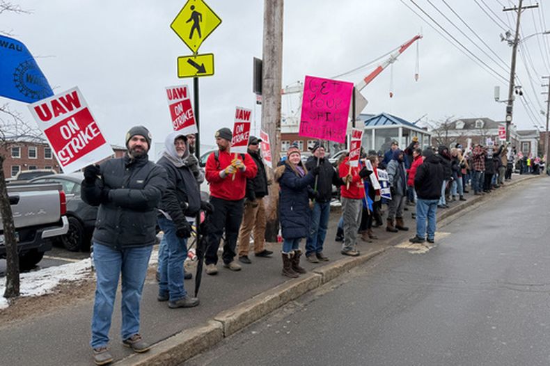 Trabajadores realizan huelga frente a la fábrica Bath Iron Works en Bath, Maine, el lunes 23 de mayo de 2026. (Foto AP/Rodrique Ngowi)
