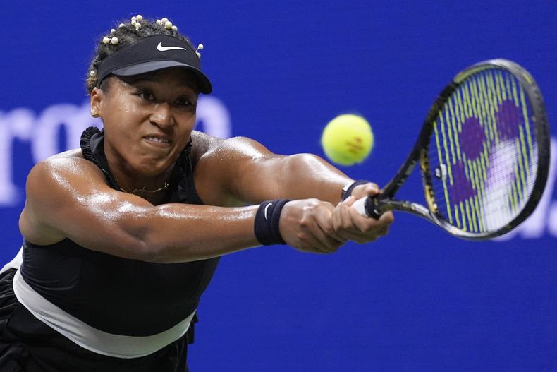 Naomi Osaka devuelve ante Karolina Muchova durante la segunda ronda del Abierto de Estados Unidos, el jueves 29 de agosto de 2024, en Nueva York. (AP Foto/Matt Rourke)