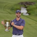 Wyndham Clark posa con el trofeo tras conquistar en Campeonato Wells Fargo en el Quail Hollow Club, el domingo 7 de mayo de 2023, en Charlotte, Carolina del Norte. (AP Foto/Chris Carlson)