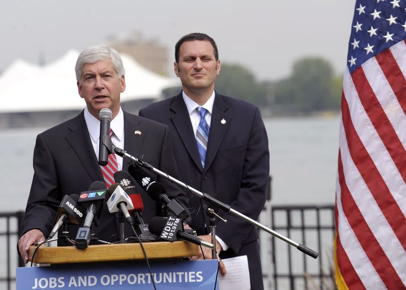 El gobernador de Michigan, Rick Snyder, da una conferencia de prensa sobre la construcci&oacute;n de un puente que unir&aacute; a Detroit con Windsor, Ontario, Canad&aacute;, el mi&eacute;rcoles 30 de julio de 2014. (Foto AP/Detroit News, Clarence Tabb Jr
