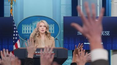 La secretaria de prensa de la Casa Blanca, Karoline Leavitt, habla durante una rueda de prensa en la Casa Blanca, en Washington, el lunes 1 de diciembre de 2025. (AP Foto/Evan Vucci)