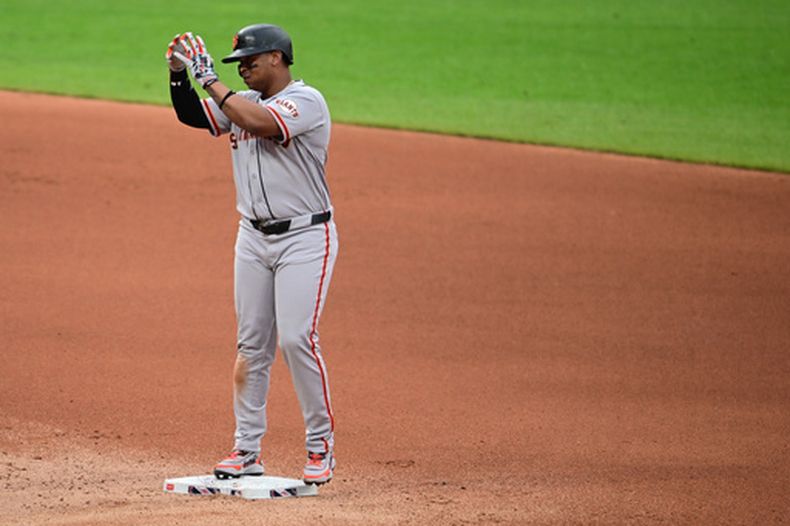 El dominicano Rafael Devers, de los Gigantes de San Francisco, festeja tras batear un doble ante los Guardianes de Cleveland, el miércoles 19 de agosto de 2026 (AP Foto/David Dermer)