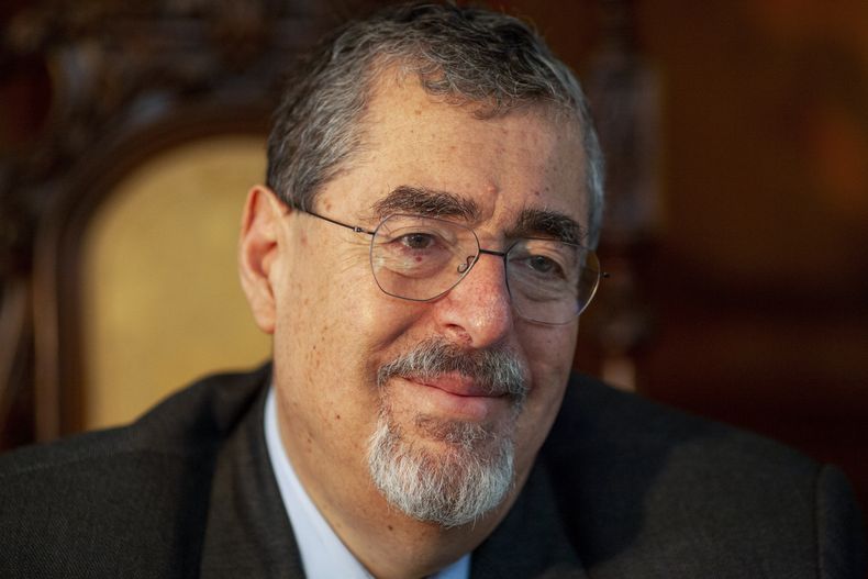 ARCHIVO - El presidente de Guatemala, Bernardo Arévalo, en entrevista en su oficina del Palacio Nacional en Ciudad de Guatemala, el 1 de febrero de 2024. (AP Foto/Sandra Sebastián, Archivo)