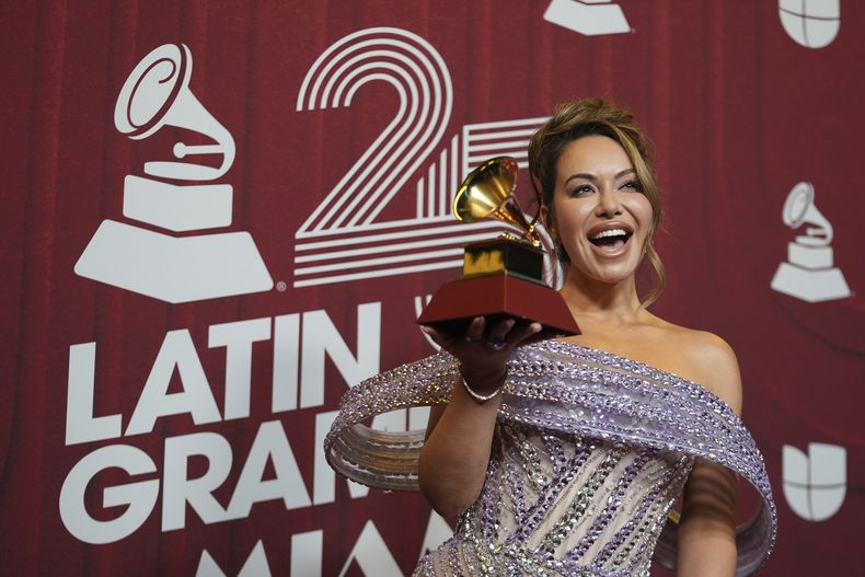 Chiquis posa tras ganar el premio a mejor álbum de banda en la 25a entrega del Latin Grammy el jueves 14 de noviembre de 2024, en Miami. (Foto AP/Rebecca Blackwell)