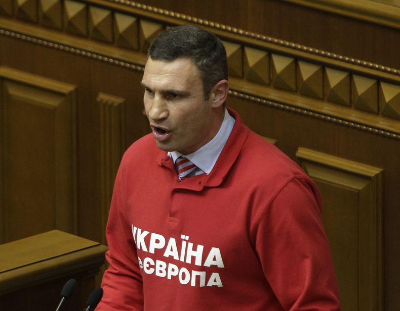 El boxeador y l&iacute;der de oposici&oacute;n ucraniano Vitali Klitschko se dirige a los legisladores en Kiev, Ucrania, el jueves 24 de octubre de 2013.  Klichko anunci&oacute; el jueves que s eposturlar&aacute; a la presidencia en el 2015. Las palabras