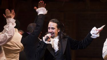 ARCHIVO - Lin-Manuel Miranda aparece en el final de la función inaugural de Hamilton en el Teatro Richard Rodgers en Nueva York, el 6 de agosto de 2015. (Foto Charles Sykes/Invision/AP, archivo)
