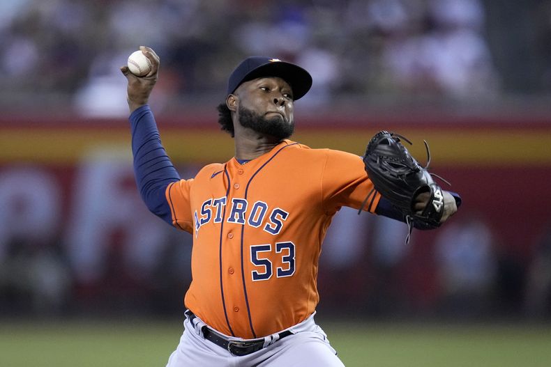 El abridor de los Astros de Houston Cristian Javier lanza en la primera entrada del juego ante los Diamondbacks de Arizona el domingo primero de octubre del 2023. (AP Foto/Ross D. Franklin)