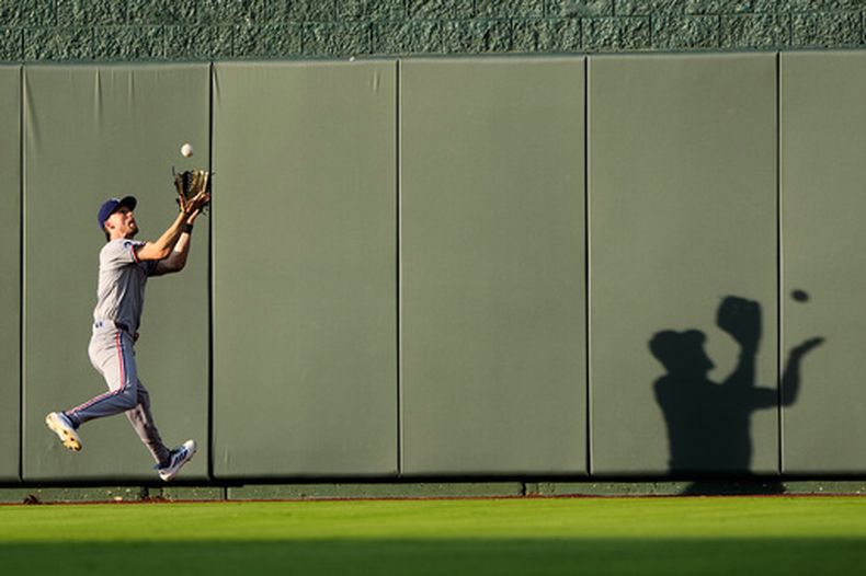 El jardinero central de los Rangers de Texas, Evan Carter, atrapa una línea para registrar el out ante Maikel García, de los Reales de Kansas City, durante la tercera entrada de un partido de béisbol el miércoles 10 de junio de 2026, en Kansas City, Misuri. (Foto AP/Charlie Riedel)