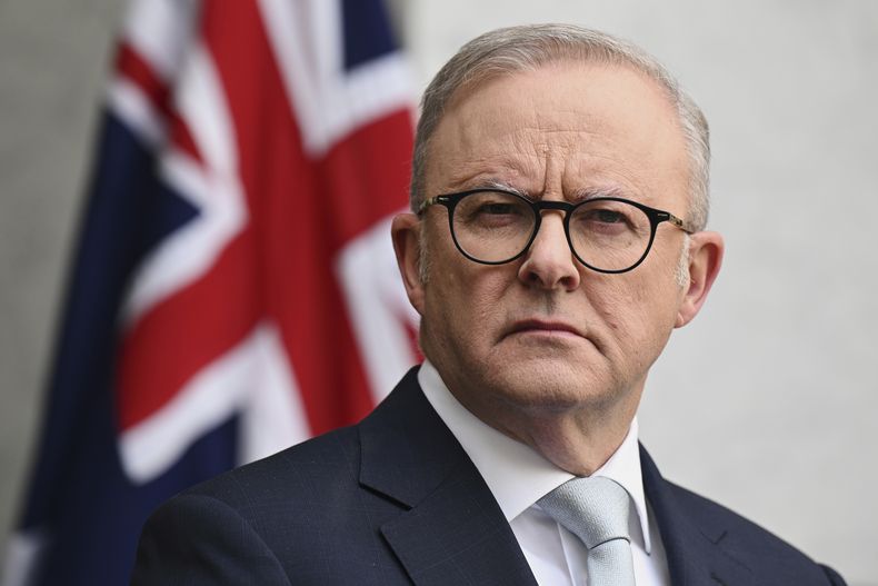 El primer ministro de Australia, Anthony Albanese, habla a los medios durante una conferencia de prensa en el Parlamento en Canberra, Australia, el martes 26 de agosto de 2025. (Lukas Coch/AAP Image via AP)
