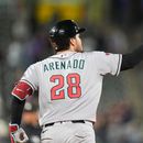 Nolan Arenado de los Diamondbacks de Arizona hace un gesto al bullpen tras correr las bases tras su jonrón en la séptima entrada ante los Rockies de Colorado el martes 22 de septiembre del 2026. (AP Foto/David Zalubowski)