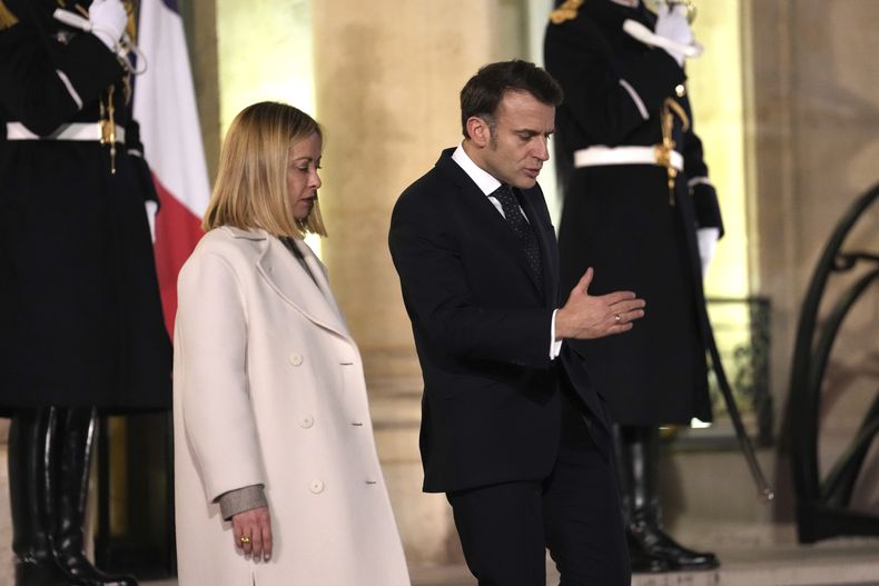 El presidente francés Emmanuel Macron (centro derecha) con la primera ministra italiana Giorgia Meloni en el Palacio de los Elíseos en París el 17 de febrero del 2025. (AP foto/Aurelien Morissard)
