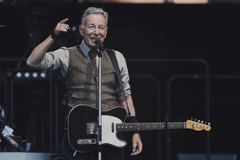 ARCHIVO - Bruce Springsteen habla con el público durante un concierto con la E Street Band en el Estadio Olímpico de Berlín, Alemania, el 11 de junio de 2025. (Foto AP/Markus Schreiber, archivo)