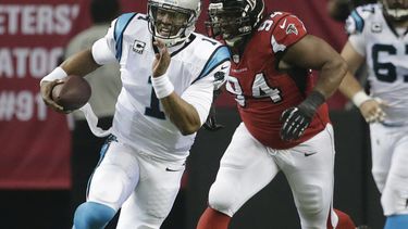 americateve | El quarterback Cam Newton (1), de los Panthers de Carolina, abandona la protecci&oacute;n defensiva en la primera mitad del juego contra los Falcons de Atlanta, ante la presi&oacute;n del defensive tackle Peria Jerry (94), el domingo 29 de diciembre de 20