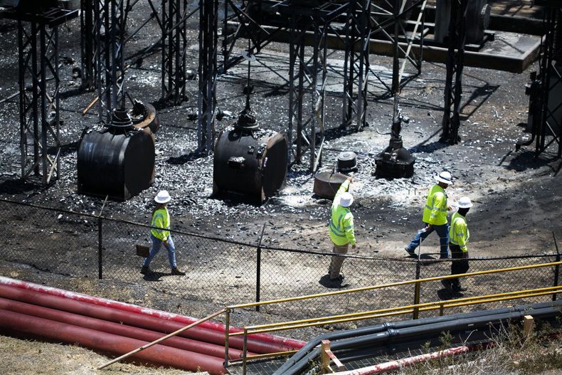 Empleados evalúan el área incendiada en la Central de Generación y distribución Costa Sur en Guayanilla, que en la noche del miércoles provocó un apagón en toda la Isla.