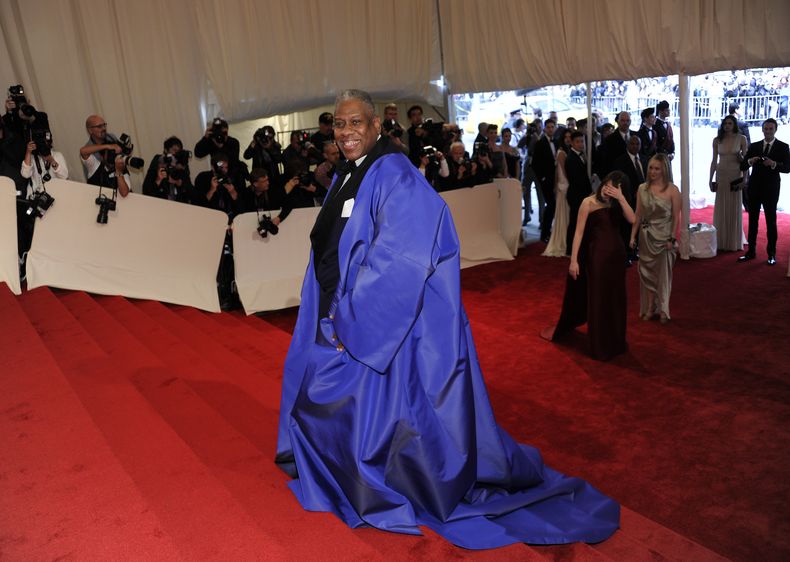ARCHIVO - Andre Leon Talley llega a la gala benéfica del Instituto del Vestido del Museo Metropolitano de Arte, en celebración de la exposición Alexander McQueen: Savage Beauty, el lunes 2 de mayo de 2011 en Nueva York. (Foto AP/Evan Agostini, archivo)