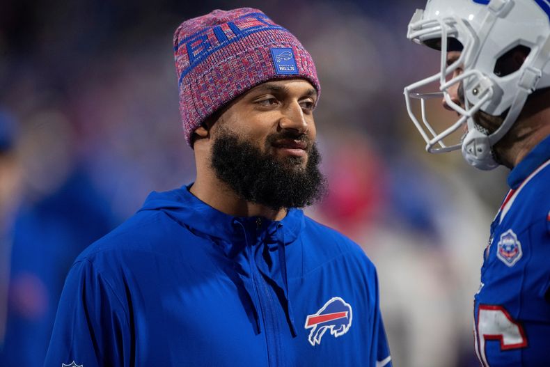 ARCHIVO - Gabe Davis (13), wide receiver de los Bills de Buffalo, camina por la banda durante la segunda mitad de un juego de fútbol americano de la NFL contra los Ravems de Baltimore en Orchard Park, Nueva York, el 7 de septiembre de 2025. (AP Photo/Adrian Kraus, Archivo)