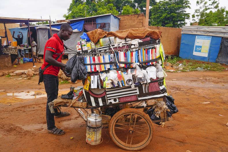 Un vendedor callejero espera clientes en Niamey, Níger, 14 de agosto de 2023. (AP Foto/Sam Mednick)