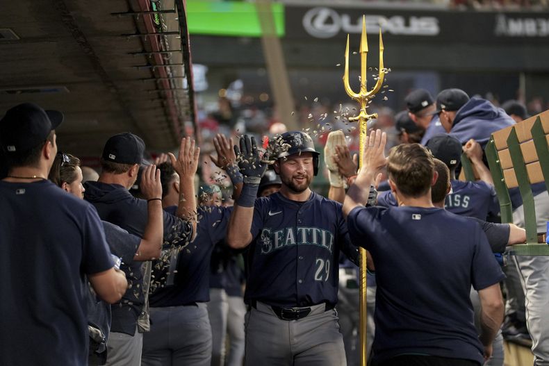 Cal Raleigh, de los Marineros de Seattle, festeja luego de batear un jonrón en el sexto inning del juego ante los Angelinos de Los Ángeles, el jueves 11 de julio de 2024 (AP Foto/Eric Thayer)