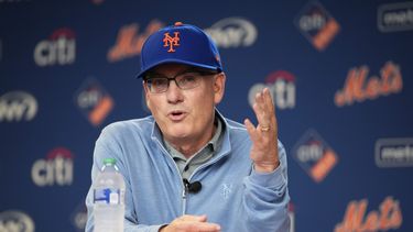 El dueño de los Mets de Nueva York habla en conferencia de prensa antes del encuentro ante los Bucks de Milwaukee en Nueva York el miércoles 28 de junio del 2023. (AP Foto/Frank Franklin II)