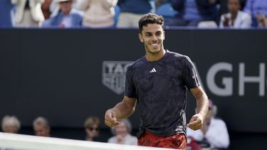 Francisco Cerúndolo celebra su victoria ante Tommy Paul para conquistar el título del torneo de Eastbourne, el sábado 1 de julio de 2023. (Gareth Fuller/PA vía AP)