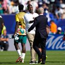 El entrenador de Senegal Pape Thiaw saluda al entrenador de Francia Didier Deschamps al final del encuentro del Grupo I de la Copa Mundial el martes 16 de junio del 2026. (AP Foto/Yuki Iwamura)