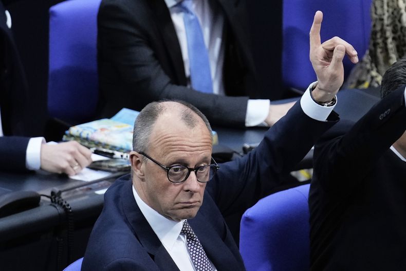 El líder de la oposición y presidente del partido Unión Demócrata Cristiana, Friedrich Merz, asiste al debate y votación de la modificación de las leyes de endeudamiento y de la Constitución del país, en el Bundestag, en Berlín, el 18 de marzo de 2025. (AP Foto/Ebrahim Noroozi)