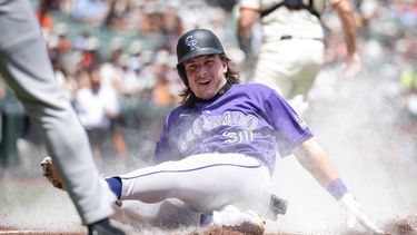 Jake McCarthy, de los Rockies de Colorado, se desliza en el plato de home para anotar una carrera durante la primera entrada de un partido de béisbol contra los Gigantes de San Francisco, el domingo 12 de julio de 2026, en San Francisco. (Foto AP/Thien-An Truong)