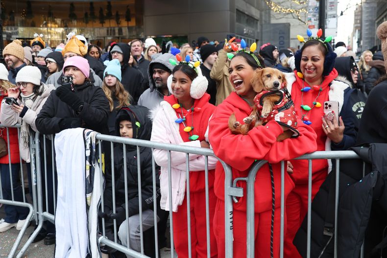 Espectadores observan el Desfile del Día de Acción de Gracias de Macys, el jueves 27 de noviembre de 2025, en Nueva York. (Foto AP/Heather Khalifa)