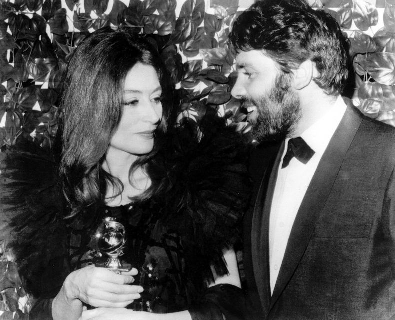 ARCHIVO- La actriz francesa Anouk Aimée posa con su esposo el compositor Pierre Baruch, en Hollywood después de que la Asociación de Prensa Extranjera de Hollywood la nombrara mejor actriz del año en los Globos de Oro anuales. Aimée ganó en la categoría de drama por su papel en Un homme et une femme en febrero de 1967 y el filme fue nombrado mejor película en lengua extranjera del año. Aimée murió, informó su agente el martes 18 de junio de 2024. Tenía 92 años. (Foto AP, archivo)