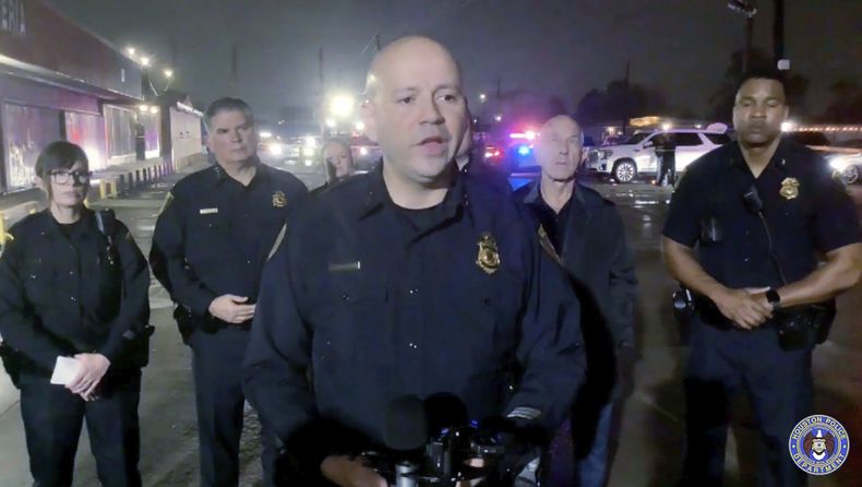 En esta imagen tomada de un video y difundida por el Departamento de Policía de Houston se ve a Luis Menendez-Sierra, jefe adjunto de policía, en una conferencia de prensa, el domingo 15 de diciembre de 2024, en Houston. (Departamento de Policía de Houston vía AP)